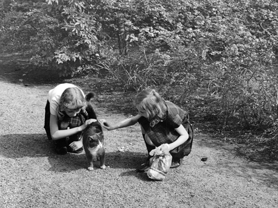 361218 Afbeelding van twee meisjes met een kat in de wijk Oog in Al te Utrecht.